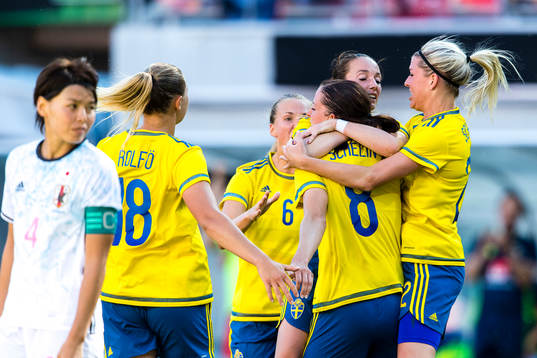 Sveriges Lotta Schelin gör mål 1-0 och jublar. Hon firas