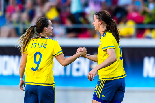Sveriges Kosovare Asllani och Lotta Schelin jublar
