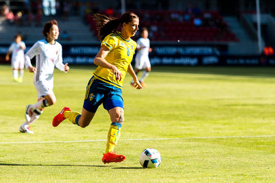 Sveriges Lotta Schelin i Japans straffområde