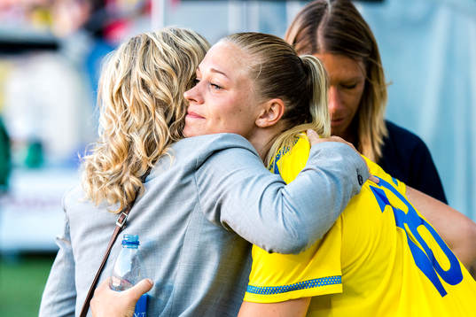 Sveriges Fridolina Rolfö får en kram av Marika Domanski