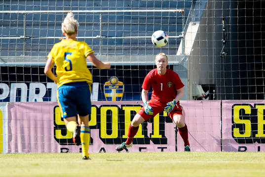 Sveriges målvakt Hedvig Lindahl fokuserar på bollen