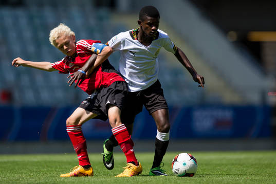 En spelare i Lizzy Football Club med bollen