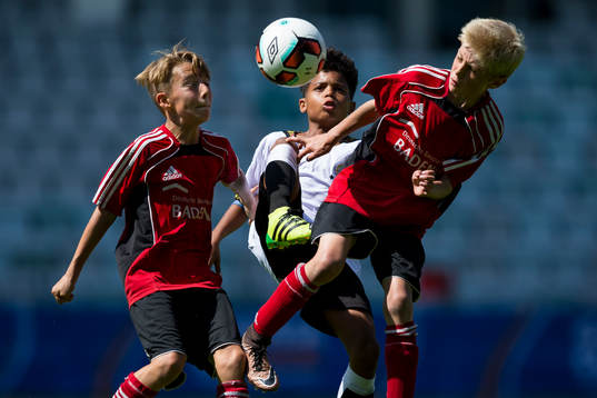 En spelare i Lizzy Football Club, mitten i kamp om bollen