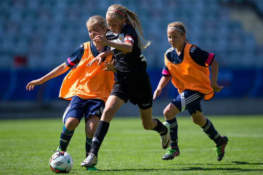 Kamp om bollen mellan två spelare