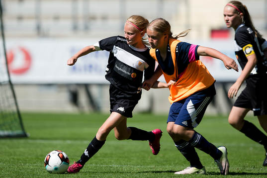 Kamp om bollen mellan två spelare