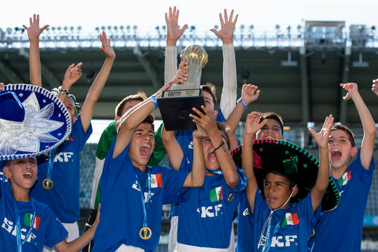 Azzurri jublar med guldpokalen