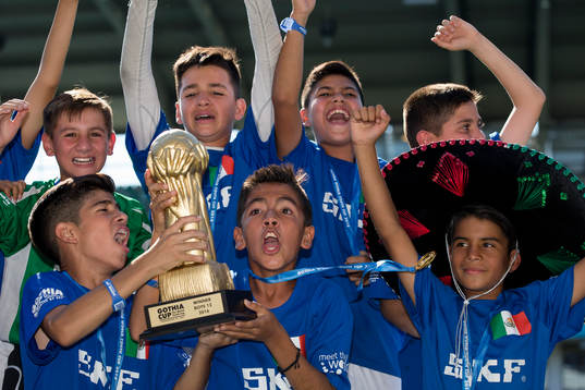 Azzurri jublar med guldpokalen