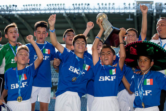 Azzurri jublar med guldpokalen