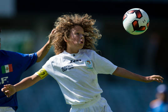 En Azzurri spelare först på bollen