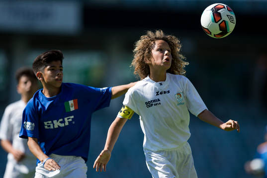 En Azzurri spelare först på bollen