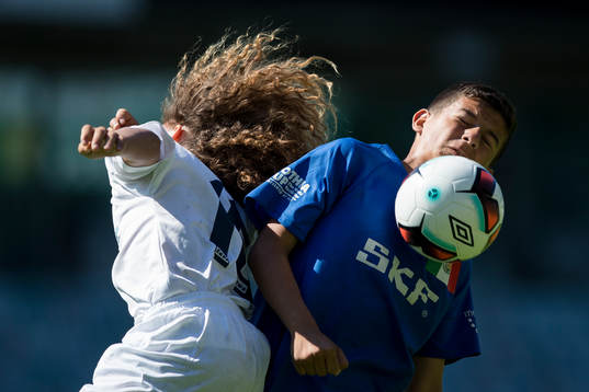 En Pumas ORO spelare först på bollen