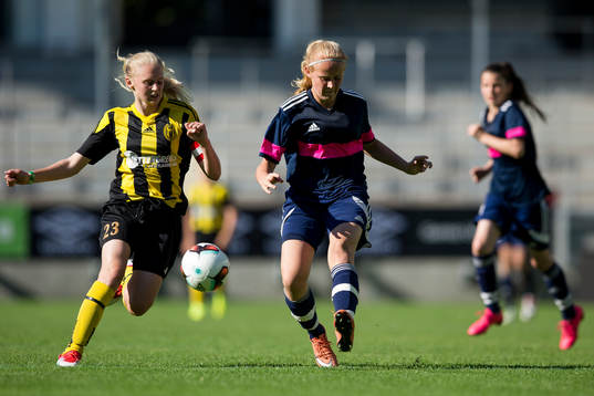 KFV Segeberg spelare först på bollen