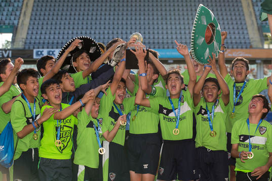CA Intercups Mexico jublar med guldpokalen