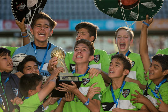 CA Intercups Mexico jublar med guldpokalen