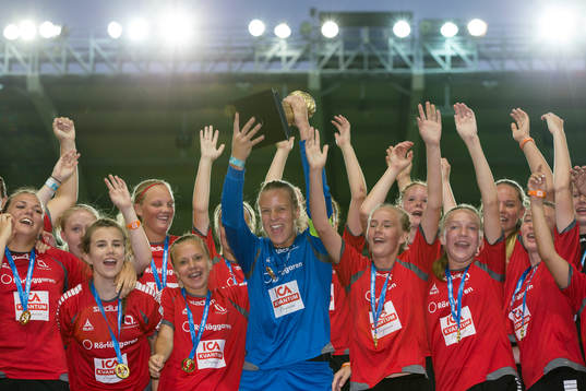 LB07 jublar med guldpokalen