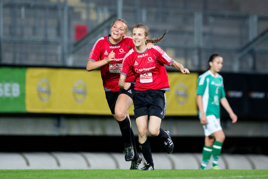 LB07s Andrea Begic t.h. jublar med lagkamrat