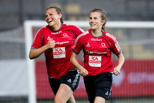 LB07s Andrea Begic t.h. jublar med lagkamrat