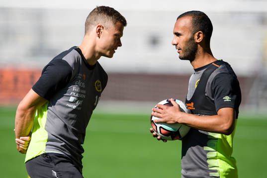 Elfsborgs nyförvärv Issam Jebali )h) pratar med Viktor