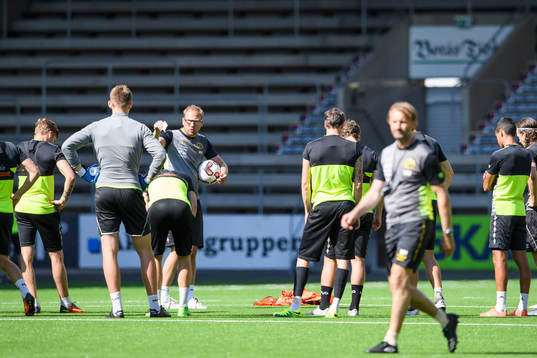 Elfsborgs manager Magnus Haglund instruerar