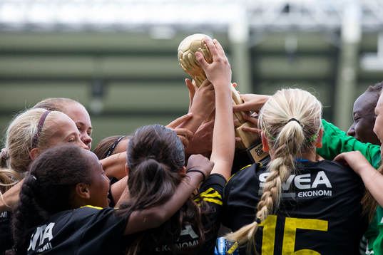 AIK jublar med guldpokalen