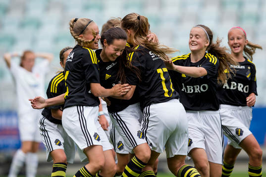 s Cassandra Larsson jublar och omfamnas