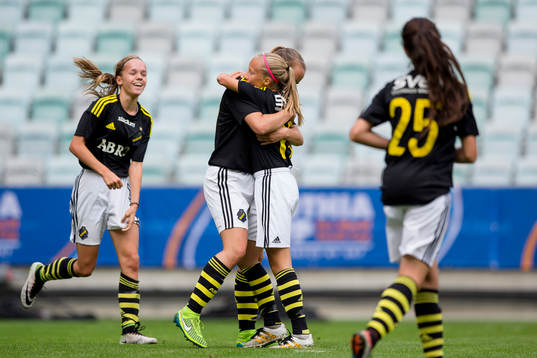 s Hanna Ekengren jublar och omfamnas