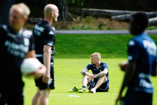 IFK Göteborgs Sebastian Eriksson sitter på gräset