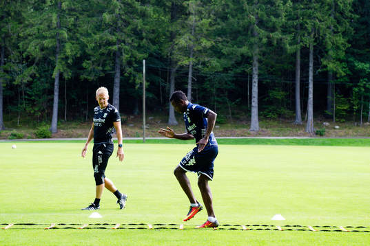 IFK Göteborgs sjukgymnast tränar med Prosper Kasim