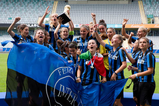 Inter spelare jublar med guldpokalen