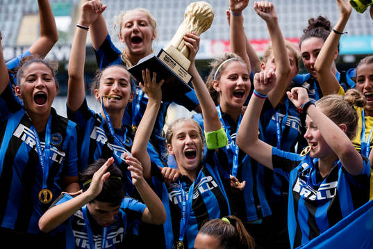 Inter spelare jublar med guldpokalen