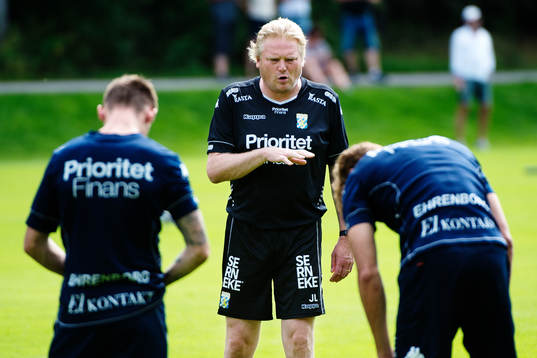 tränare Jörgen Lennartsson ger instruktioner