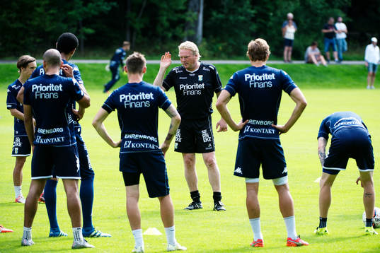 tränare Jörgen Lennartsson ger instruktioner