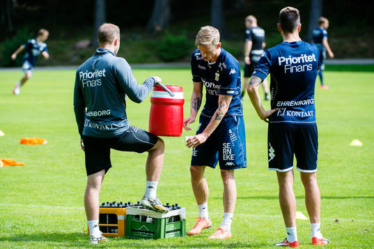 IFK Göteborgs fystränare Johan Kristoffersson delar ut