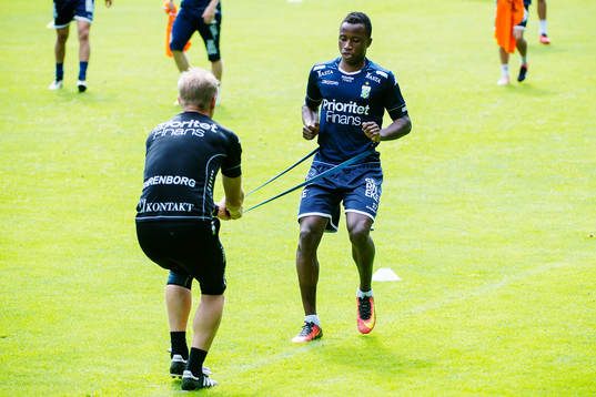IFK Göteborgs sjukgymnast Fredrik Larsson tränar med