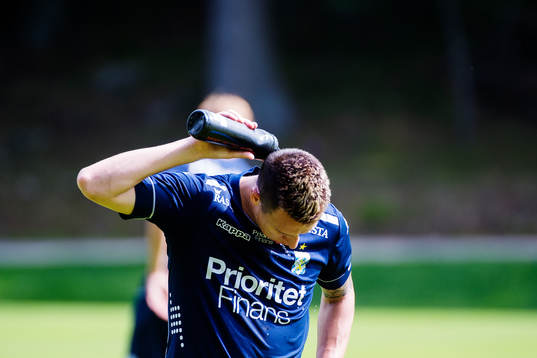 IFK Göteborgs Martin Smedberg Dalence häller vatten över
