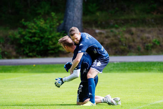 IFK Göteborgs Emil Salomonsson brottas med målvakt Erik
