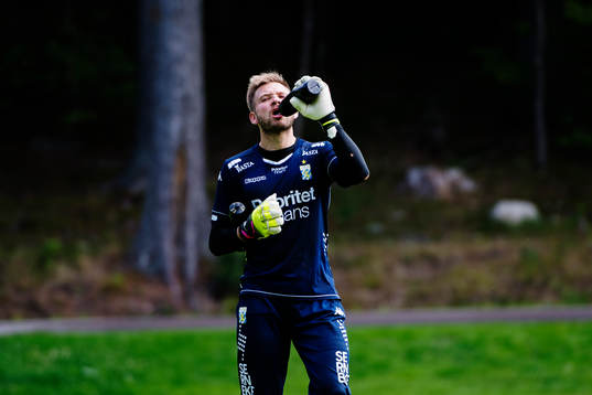IFK Göteborgs målvakt John Alvbåge dricker vatten