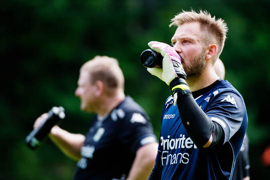 IFK Göteborgs målvakt John Alvbåge dricker vatten