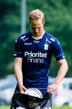 IFK Göteborgs Gustav Engvall lägger bollar i en bollpåse