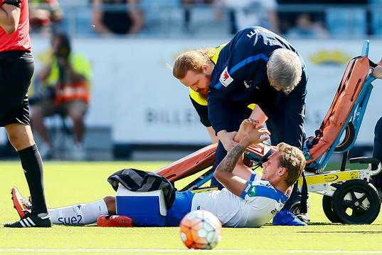 Norrköpings Linus Wahlqvist lämnar planen på bår