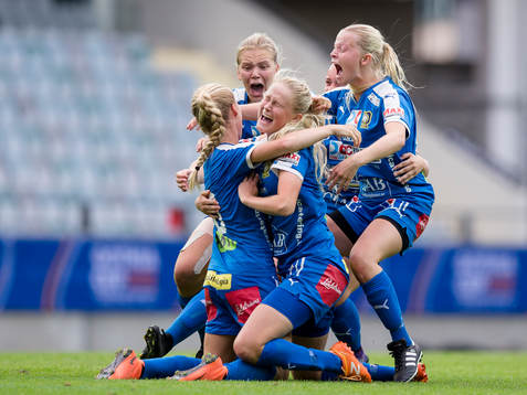 s Malin Larsson jublar och omfamnas