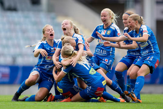 s Malin Larsson jublar och omfamnas