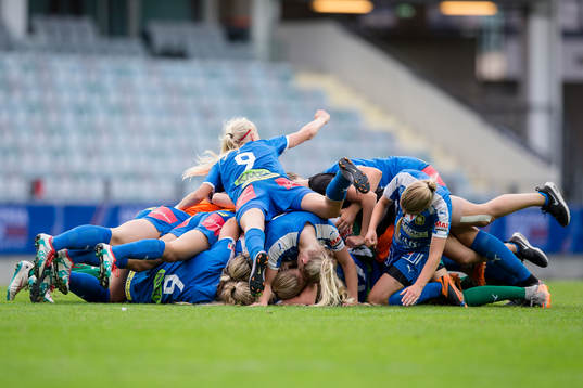 s Malin Larsson jublar och omfamnas