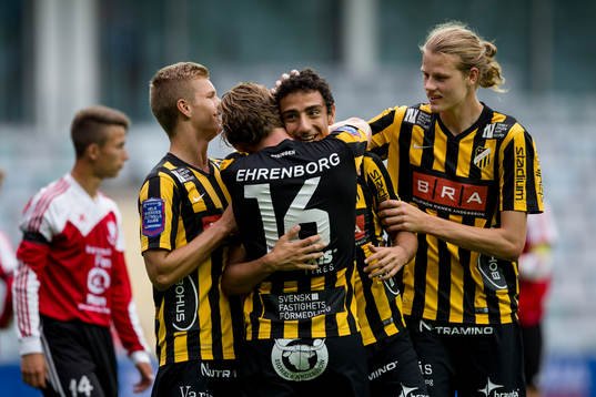 Häckens Daleho Irandust jublar och omfamnas