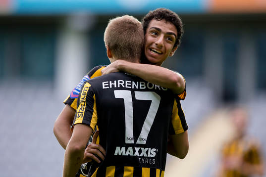 Häckens Lucas Hedlund jublar och omfamnas av Daleho