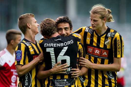 Häckens Daleho Irandust jublar och omfamnas