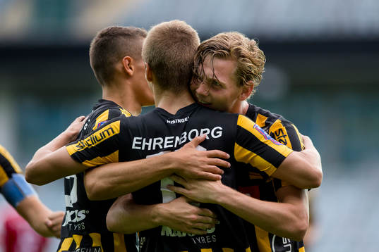 Häckens Lucas Hedlund jublar och omfamnas