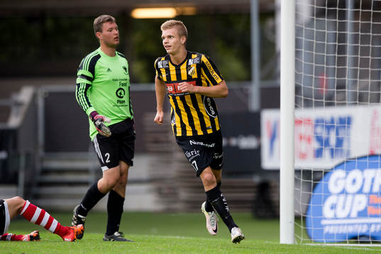 Häckens Lucas Hedlund jublar