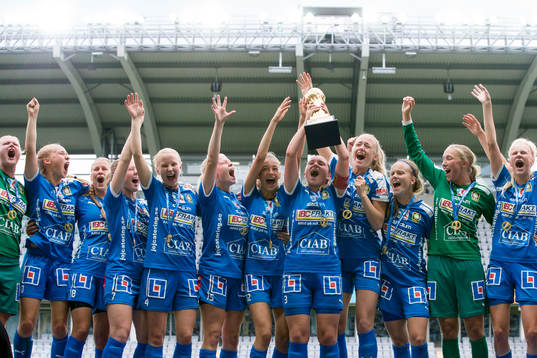 QBIK jublar med guldpokalen