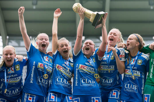 QBIK jublar med guldpokalen